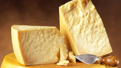 Parmazán nebo parmezán? Který je ten pravý?