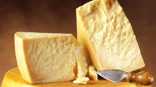 Parmazán nebo parmezán? Který je ten pravý?