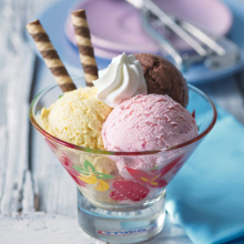 Zmrzlinový pohár Barevná nálada (vanilková, čokoládová a jahodová zmrzlina)
