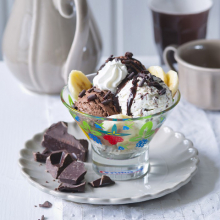 Zmrzlinový pohár Kompozice čokolády a banánu (Stracciatella a čokoládová zmrzlina)
