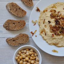 Hummus s karamelizovanou cibulkou