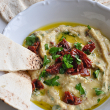 Hummus se sušenými rajčaty, petrželkou, olivovým olejem a pita chlebem