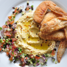 Hummus s kuřecími křidélky a zeleninou