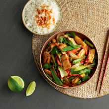 Garden Gourmet | Stir-fry s grilovanými nudličkami, asijskou zeleninou a teriyaki omáčkou