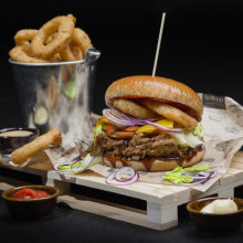 Burger concept | burger s trhaným masem BBQ
