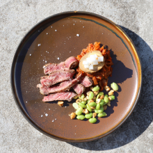 Základy fermentování | Vyzrálý hovězí steak s kimchi, marinovaným vejcem a sójovými boby edamame s kešu oříšky