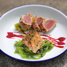 Zážitkové a lehce provokativní menu | Takati tuňák s avokádem a filet z lososa na salátu z řas Algae