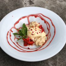 Zážitkové a lehce provokativní menu | Vanilková zmrzlina s pěnou z mascarpone, slaným karamelem a jahodovým mazeratem s provensálskými bylinkami
