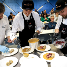 Perfect Chefs – vývary | Hovězí steak se svíčkovou omáčkou, špekovým knedlíkem a marinovanými brusinkami