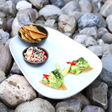 Totopos con guacamole a Ceviche de salmón