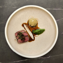 Ondřej Koráb | Jehněčí hřbet, pečená ředkev, bylinkové pesto, bramborový knedlík
