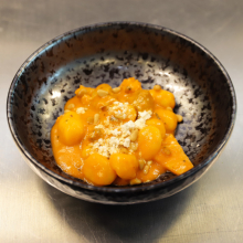 Philipp Kohlweg: Gnocchi se smaženou italskou klobáskou, kapusta, prach z oleje z medvědího česneku
