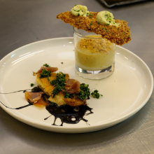 Philipp Kohlweg: Kuřecí prsa s vejcem Onsen, kukuřičná espuma & Grilované kuřecí stehno s fermentovanými solenými citrony, prosciutto a středomořské bramborové pyré