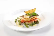 Filet ze pstruha na chřestu s rajčatovo-parmazánovou omáčkou