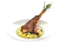 Pečené jehněčí kolínko na rozmarýnu s francouzským bramborovým pyré​