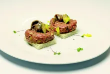 Italský jehněčí tatarák na toastu s houbami a hořčičným semínkem