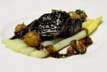 Plátky z jelení kýty s omáčkou z červeného vína, chřestem a jedlými kaštany