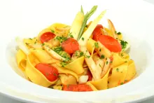 ​​Pappardelle s restovaným chřestem a rajčátky na másle