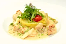 ​Kuřecí prsa dušená na smetaně s chřestem a šťouchané brambory