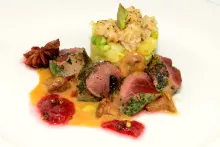 Divočák hřbet s houbovou omáčkou, brambory s chřestem a brusinkové želé​