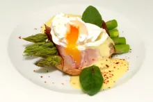 Vejce Benedikt s chřestem