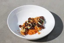 Raimund Probst | Křupavé hovězí s bulgurem a uzenými ořechy