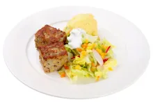 Mletý masový nákyp s luštěninou, mačkané máslové brambory s cibulkou, ledový salát s kukuřicí