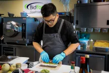 Baoyong Zheng | Sushi rolka s tuňákem