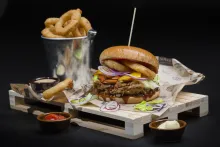 Burger concept | burger s trhaným masem BBQ