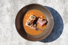 Základy fermentování | Tuňák s koriandrovým kořenem v nálevu miso