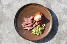 Základy fermentování | Vyzrálý hovězí steak s kimchi, marinovaným vejcem a sójovými boby edamame s kešu oříšky