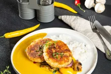 Nowaco | Karbanátky z filetů z Aljašky s kari omáčkou a rýží