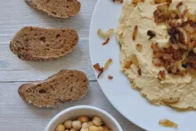 Hummus s karamelizovanou cibulkou