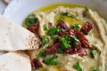 Hummus se sušenými rajčaty, petrželkou, olivovým olejem a pita chlebem