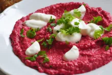 Hummus s červenou řepou, petrželkou a zakysanou smetanou