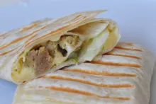 Tortila s hummuse, kuřetem (nebo sójovým masem), sýrem a salátem