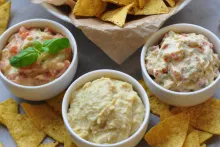 Nachos s hummusem – hummus s rajčaty a bazalkou, hummus, hummus s cibulkou, paprikou a pažitkou