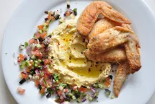 Hummus s kuřecími křidélky a zeleninou