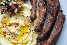 Hummus s vepřovými žebírky na medu a salátem