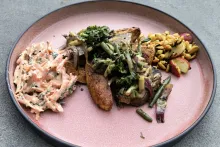 Indická kuchyně | Pepřová kachna, tandori brambory, saláty carrot pachadi a radish