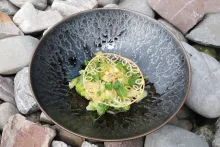 Marinovaná kedlubna s jablky, hráškem, praženými lískovými ořechy, kedlubnovým olejem a mátou