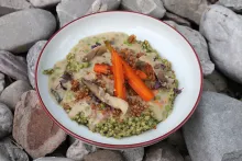 Jehněčí blanquette a pohankové rizoto s bazalkovým pestem