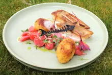 Candát s ředkvičkami v ume octu, pancettou, konfitovanými grenaille a libečkovou omáčkou