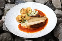 Supreme z kukuřičného kuřete s tyrolským knedlíkem, kedlubnovým ragú a omáčkou z choriza