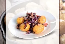Brambory Parisiennes se slaninou a červenou cibulí
