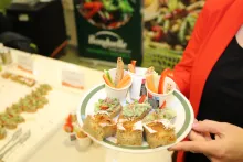 Nové trendy v moderním vaření 2024 | Sýrový dip s černým kořenem, Pomazánka z vepřového trhaného masa se špenátem, Cizrnová bublanina s meruňkami