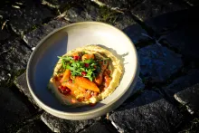 Martin Staněk – Čevabčiči MaZel s cizrnovou kaší, pečenou mrkví, rajčatovou salsou, rukolou a granátovým jablkem