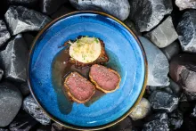 Martin Staněk – Hřbet z divočáka s kapustovým röstem a pyré z pečeného celeru s kávou