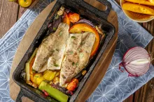 Nowaco | Okouník s pečenou zeleninou, brusinkami a vlašskými ořechy