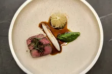 Ondřej Koráb | Jehněčí hřbet, pečená ředkev, bylinkové pesto, bramborový knedlík